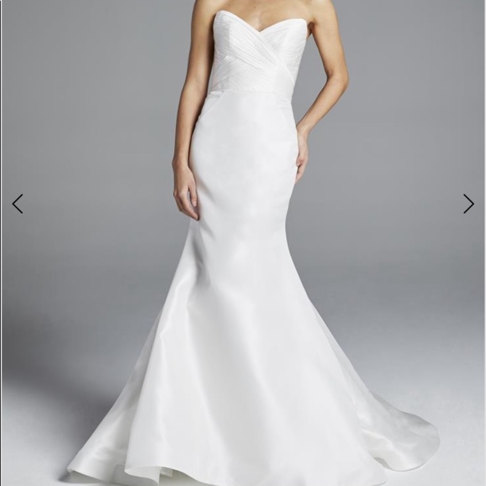 Stunning wedding dress almost New